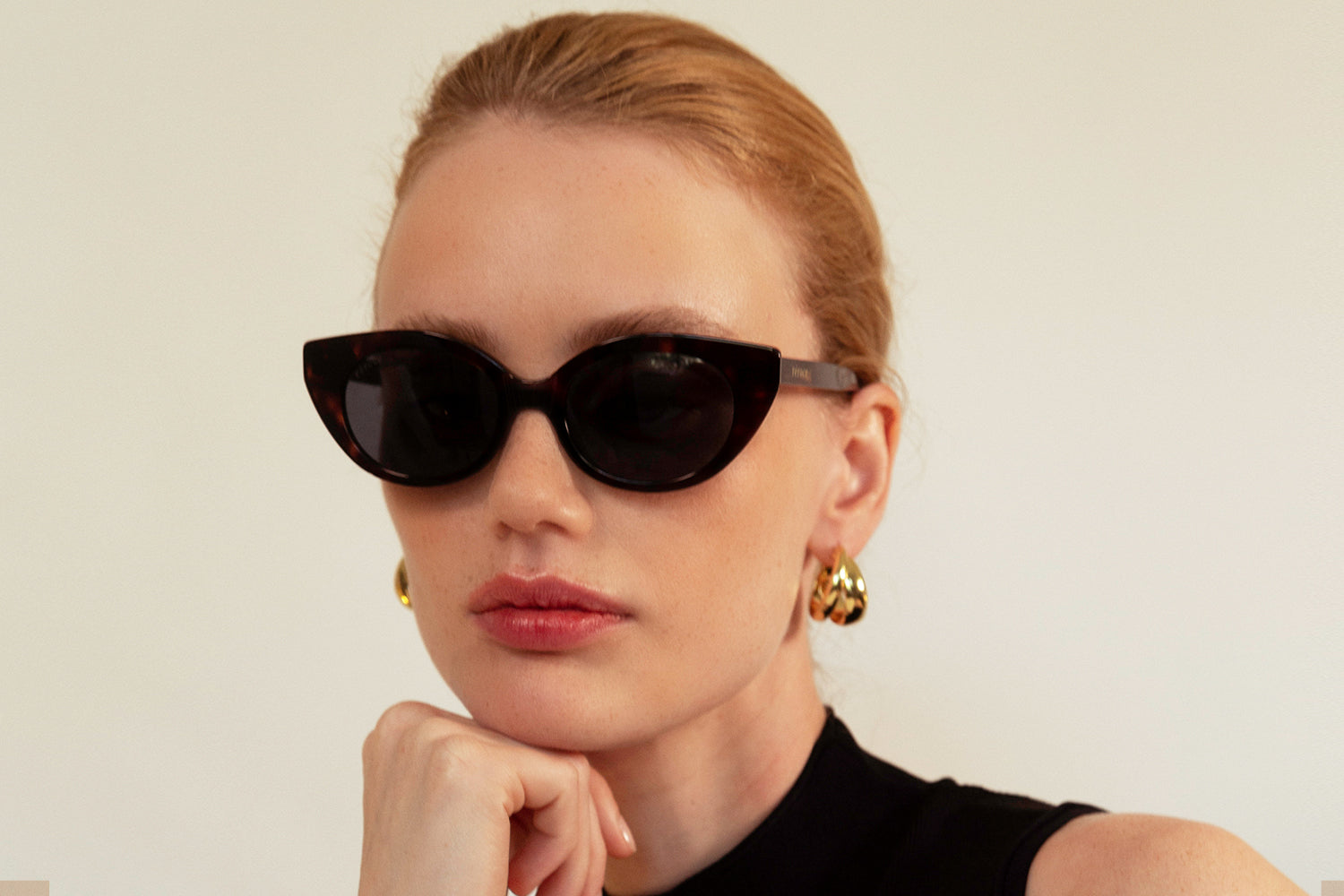 Classique acetate sunglasses with dark grey gradient lenses
